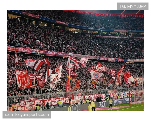 特写：老将基耶利尼回到安联球场，接受全场球迷致敬